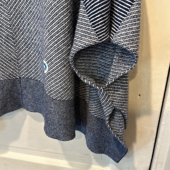 Gorgeous Cashmere Slouchy Poncho - Picture 4 of 7